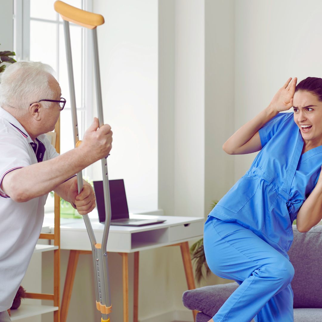 Pacjent bijący pielęgniarkę